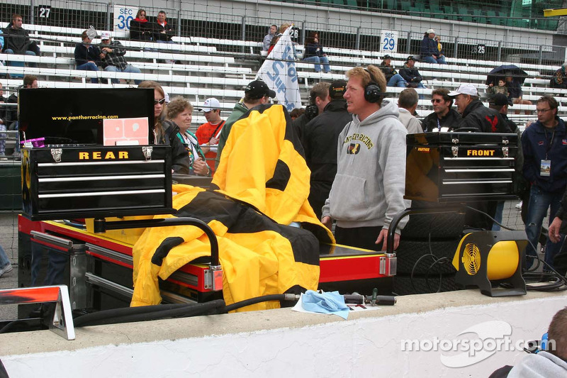 L'équipe Panther Racing a des boites à outils pour l'avant et l'arrière de la voiture