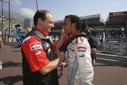 Lewis Hamilton fête sa pole position avec Frederic Vasseur