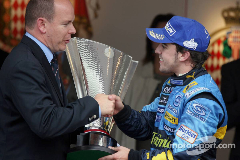 Podio: Ganador de la carrera Fernando Alonso es felicitado por el príncipe Alberto de Mónaco