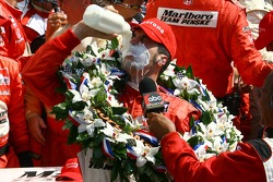 Le vainqueur de la course Sam Hornish Jr.boit le lait traditionnel des vainqueurs du Indy 500