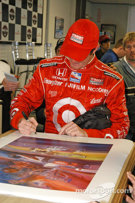 Scott Dixon signe des posters