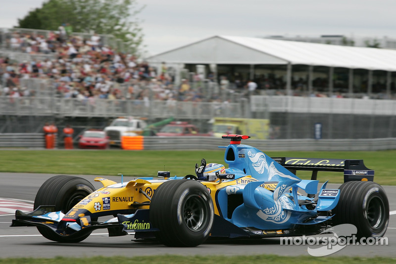 Fernando Alonso saluta i tifosi