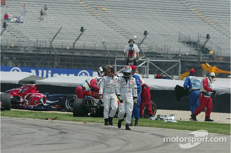 Montoya verlässt die Unfallstelle mit Teamkollege Räikkönen ...
