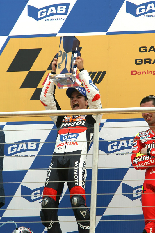 Podio: ganador de la carrera Dani Pedrosa celebra