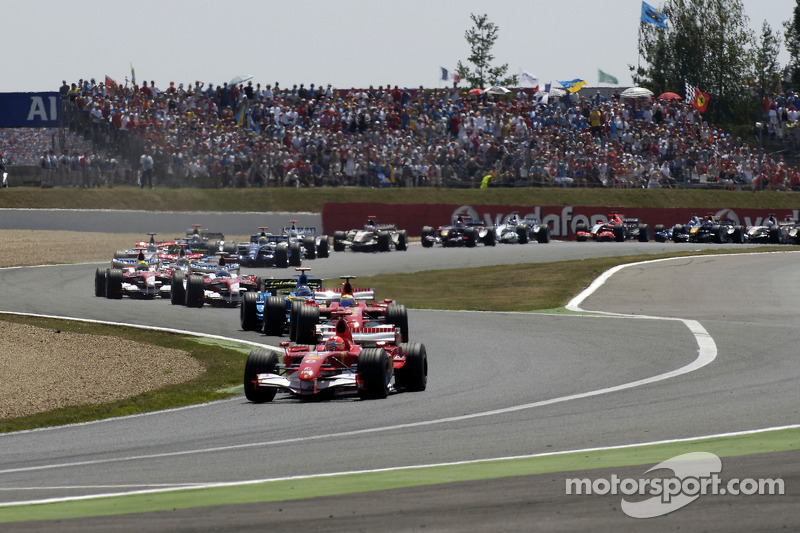 Start: Michael Schumacher leads the field