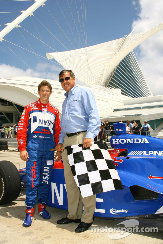 Démonstration d'arrêt au stand pour Marco Andretti au Musée d'Art de Milwaukee