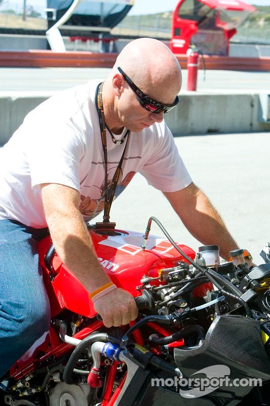 Randy Mamola desprotege su biplaza