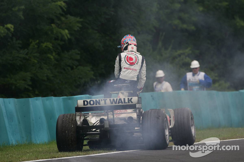 Jenson Button después de que su motor estalló