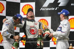 Podium: champagne pour Jenson Button, Pedro de la Rosa et Nick Heidfeld