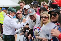 Jackie Stewart,firma autógrafos para los aficionados