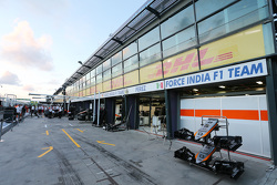 Sahara Force India F1 Team pit garajes