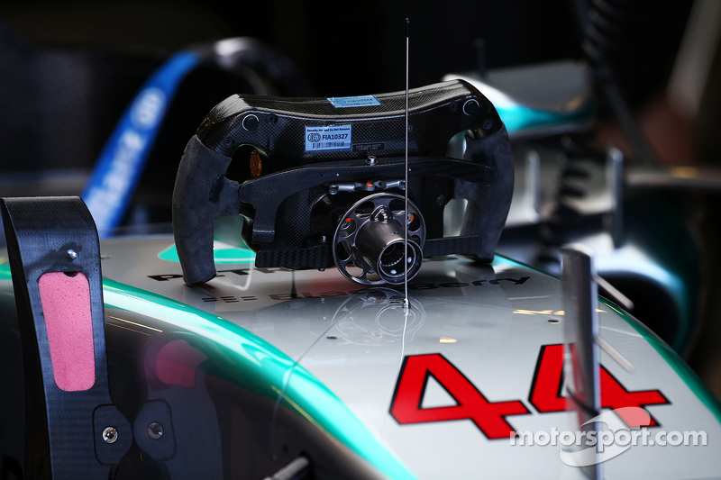 刘易斯·汉密尔顿, 梅赛德斯amg车队,f1 w06赛车——方向盘