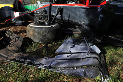 El McLaren MP4-30 dañado de Kevin Magnussen, McLaren después de que se estrelló