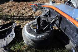 El McLaren MP4-30 dañado de Kevin Magnussen, McLaren después de que se estrelló