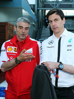 Маурицио Арривабене, руководитель Ferrari, и Тото Вольф, совладелец Mercedes AMG F1