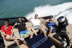 Jaime Alguersuari, Virgin Racing, Jérôme d'Ambrosio, Dragon Racing, Scott Speed, Andretti Autosport, Antonio Felix Da Costa, Amlin Aguri en un barco con la Fórmula E mascota