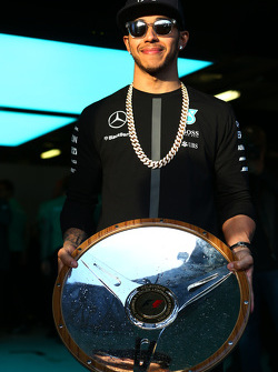 El ganador de la carrera, Lewis Hamilton, Mercedes AMG F1