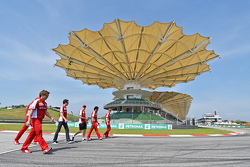 Sebastian Vettel, Ferrari y Esteban Gutierrez, Ferrari piloto de prueba s y reserva caminando por el circuito