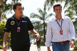 (L to R): Федерико Гастальди, заместитель руководителя Lotus F1 Team с Мэттью Картером, генеральным
