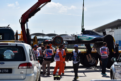 Mercedes AMG F1 W06 Льюиса Хэмилтона, доставленный в боксы после проблем с двигателем на первой трен