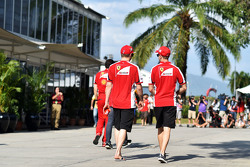 (De izquierda a derecha): Kimi Raikkonen, de Ferrari con su compañero de equipo Sebastian Vettel, Ferrari