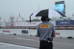 Oficial del Pirelli World Challenge en la lluvia