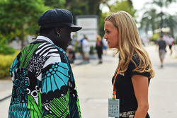 (Gauche à Droite) : Mr Moko avec Carmen Jorda, pilote de développement Lotus F1 Team
