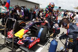 Daniil Kvyat, Red Bull Racing RB11 en la parrilla