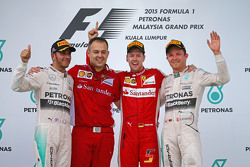 Podium : le vainqueur Sebastian Vettel, Ferrari, le deuxième Lewis Hamilton, Mercedes AMG F1, le troisième Nico Rosberg, Mercedes AMG F1, et Diego Ioverno, directeur des opérations de chez Ferrari