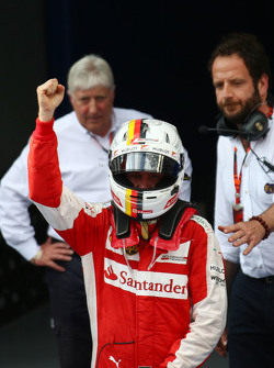 Le vainqueur Sebastian Vettel, Ferrari fête sa victoire dans le Parc Fermé