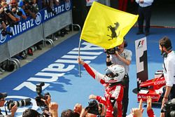 Ganador de la carrrera Sebastian Vettel, Ferrari celebra en parc ferme
