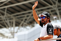 Fernando Alonso, McLaren lors de la parade des pilotes