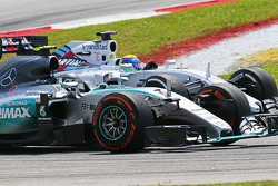 Nico Rosberg, Mercedes AMG F1 W06 y Felipe Massa, Williams FW37 batalla po la posición