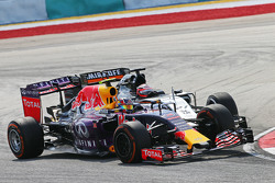 Daniil Kvyat, Red Bull Racing RB11 et Nico Hulkenberg, Sahara Force India F1 VJM08 se percutent