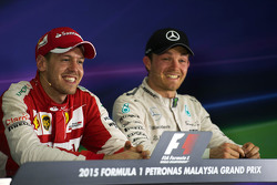 (De izquierda a derecha): Ganador de la Carrera Sebastian Vettel, Ferrari y Nico Rosberg, de Mercedes AMG F1 en la conferencia de prensa de la FIA