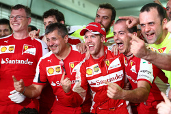 Vainqueur Sebastian Vettel, Ferrari célèbre avec son équipe