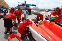 Роберто Мери Manor F1 Team на стартовой решетке