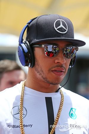 Lewis Hamilton, de Mercedes AMG F1 , en el desfile de pilotos