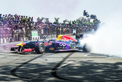 David Coulthard, Red Bull Racing, particpa en el Red Bull Showrun en el Necklace Road en Hyderabad, India