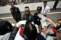 Льюис Хэмилтон Mercedes AMG F1 раздает автографы