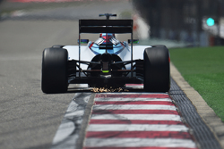Искры летят из-под машины Фелипе Массы Williams FW37