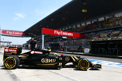 Pastor Maldonado, Lotus F1 E23 sort des stands
