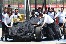 The McLaren MP4-30 Фернандо Алонсо, McLaren возвращается обратно на пит-лейн после третьей сессии пр