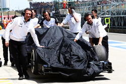 The McLaren MP4-30 Фернандо Алонсо, McLaren возвращается обратно на пит-лейн после третьей сессии пр