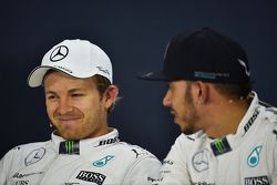 (De izquierda a derecha): Nico Rosberg, de Mercedes AMG F1 y Lewis Hamilton, Mercedes AMG F1 en la conferencia de prensa de la FIA
