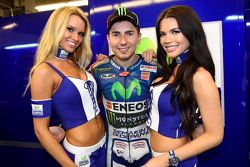 Chicas en la parrilla y Jorge Lorenzo
