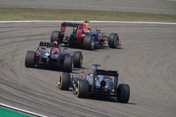 Daniil Kvyat, Red Bull Racing RB11 lidera a Daniel Ricciardo, Red Bull Racing RB11 y Fernando Alonso
