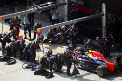 Daniel Ricciardo, Red Bull Racing RB11 s'arrête aux stands