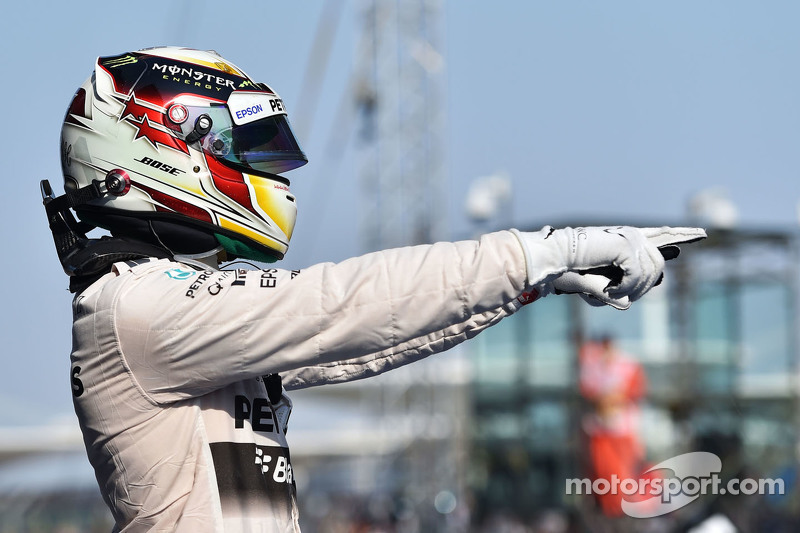 Juara balapan Lewis Hamilton Mercedes AMG F1 W06 merayakans di parc ferme