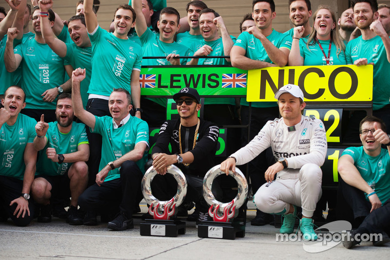 El ganador de la carrera, Lewis Hamilton Mercedes AMG F1 y el segundo lugar, Nico Rosberg Mercedes AMG F1, celebran con su equipo